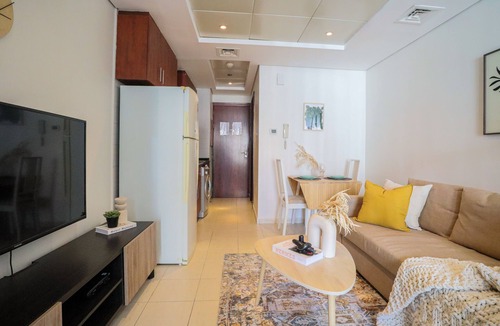 Jumeirah Lake Towers Apartment | HiGuests - Lake view