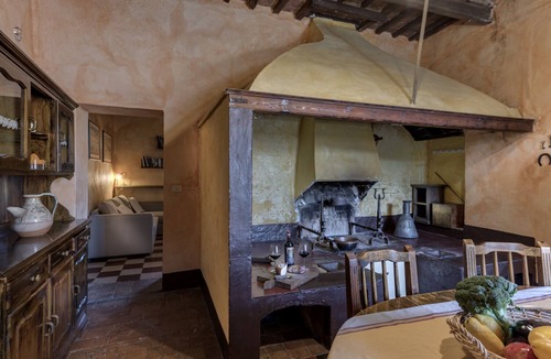 Palazzina Apartment | Historic Holding with wonderful swimming pool near Siena, Tuscany, Italy
