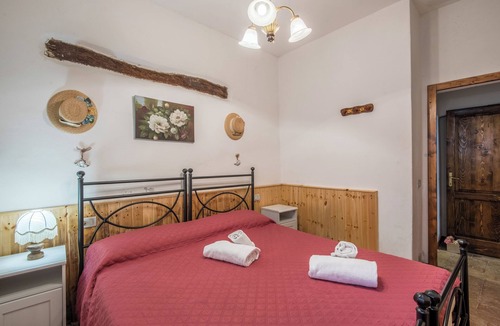 Castiglion Fibocchi Other | Holiday Apartment 'Trilocale Elisa' with Pool, Garden & Wi-Fi