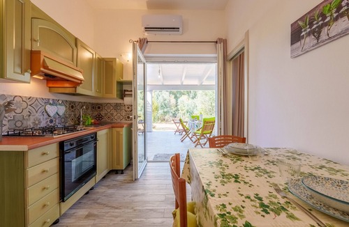 Rudalza House | Holiday Home 'Villa Verde' with Private Terrace, Private Garden and Air Conditioning
