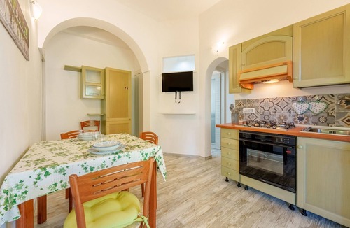 Rudalza House | Holiday Home 'Villa Verde' with Private Terrace, Private Garden and Air Conditioning