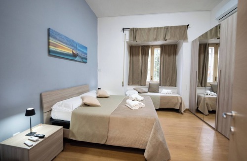 Centro Storico Bed & Breakfast | HOME Joséphine, a stone's throw from the Palace, Garden,parking,Kitchen,