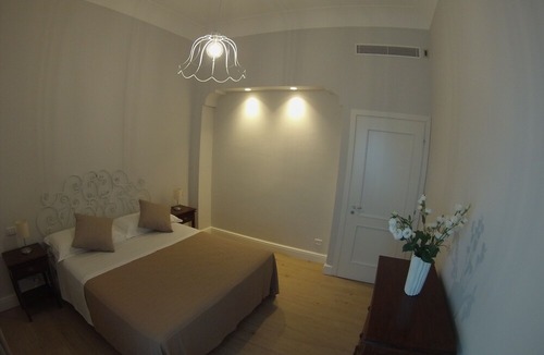 Sant'Agata sui Due Golfi House | House with garden in central position