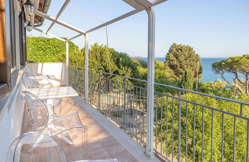 Gaeta Apartment | House with sea view, parking and private beach.