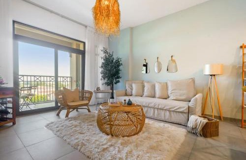 Umm Suqeim 3 Apartment | Iconic Views Apt With Balcony Close to the Beach