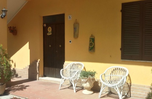 Mosciano Sant'Angelo House | Independent apartment in a villa with garden