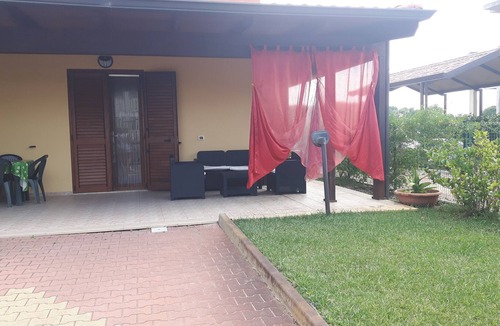 Lido House | independent villa with garden