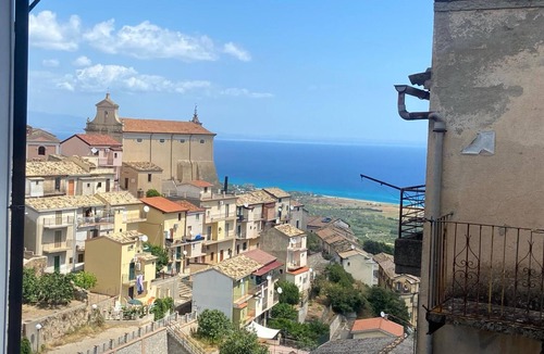 Sant'Andrea Apostolo dello Ionio House | Holiday Home 'Casa Del Sole' with Private Terrace and Air Conditioning