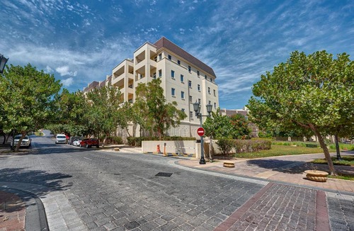 Motor City Apartment | J5 One Bedroom Holiday Homes Uptown Motor City