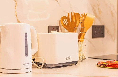 Jumeirah Lake Towers Apartment | King Bed Studio | Near Metro | Pool | Fast WiFi