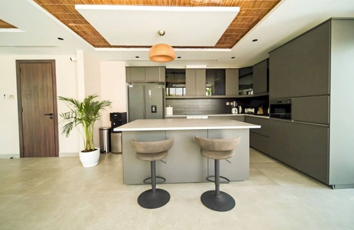 Al Barsha 1 Condo | King room in Private villa