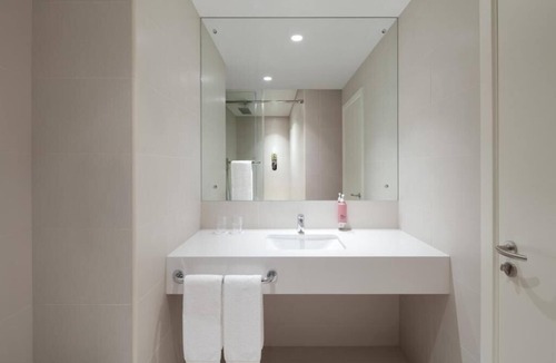 Za'abeel 2 Apartment | King Room Near Civil Defance Downtown by E R