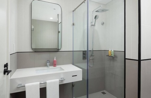 Dubai House | King Room Near Expo 2020 By Luxury Bookings