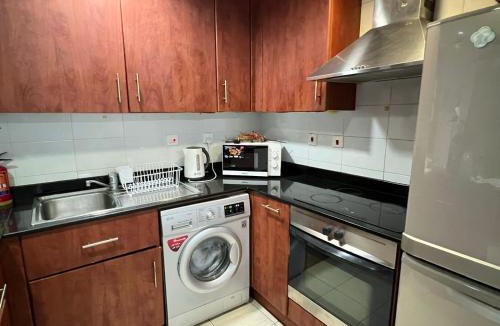 Jumeirah Lake Towers Apartment | Lake View 1br apartment JLT 1 min to metro