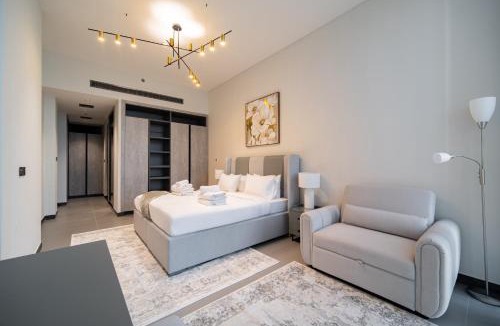 Jumeirah Lake Towers Apartment | Lake Views on 29Fl - JLT 1BR Near Metro & FREE Baby Gear