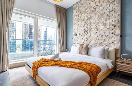 Jumeirah Lake Towers Apartment | Lakeside Serenity Retreat with Soothing Lake Views