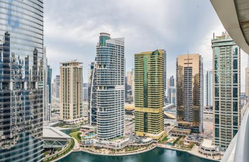 Jumeirah Lake Towers Apartment | Lakeside Serenity Retreat with Soothing Lake Views