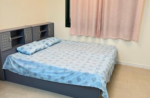 Al Mankhool Apartment | Lavish Sharing Family Room !! Furnished !!Free Bill