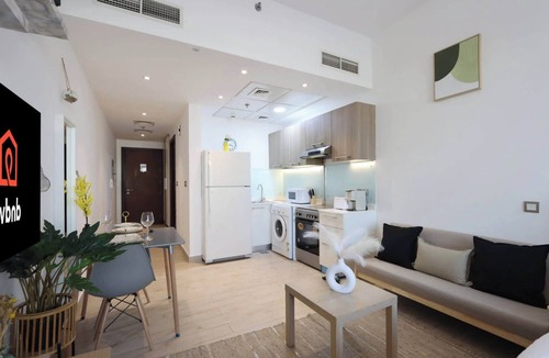 Jumeirah Village Triangle Apartment | Livbnb - Chic and Cosy Studio with Rooftop Pool, JVT