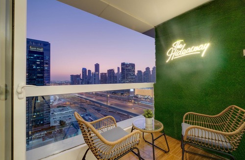 Jumeirah Lake Towers Apartment | Located right in the heart of Dubai is this glamorous studio apt, stunning views