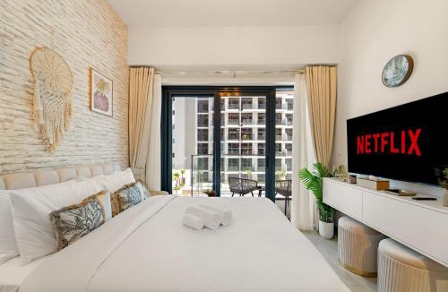 Nad Al Sheba Apartment | Lovely Apt Near The Burj with Pool, Gym & BBQ Area
