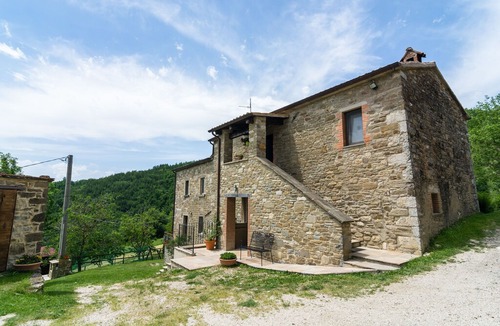 Sestino Apartment | Lovely Farmhouse in Mercatello sul Metauro with Pool