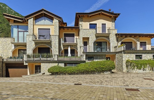Villalago House | Lovely Holiday Home in Scanno with Terrace