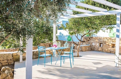 Torricella Peligna Villa | Lush Garden Villa Few Steps Away From Sea