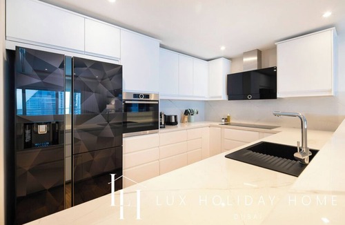 Jumeirah Lake Towers Apartment | LUX The Bonnington JLT Suite