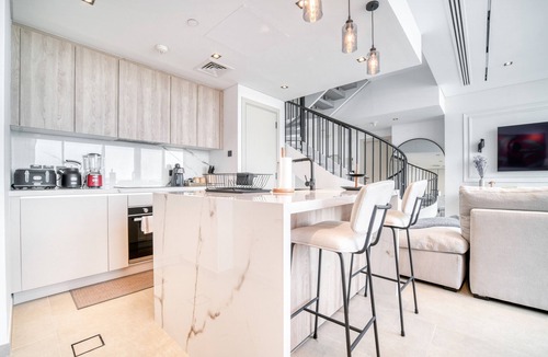 Bur Dubai Apartment | Luxe and Modern Duplex in DIFC