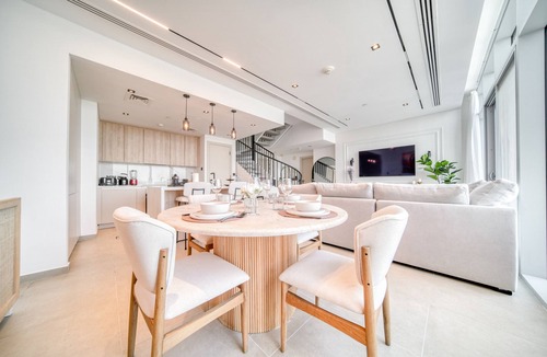 Bur Dubai Apartment | Luxe and Modern Duplex in DIFC