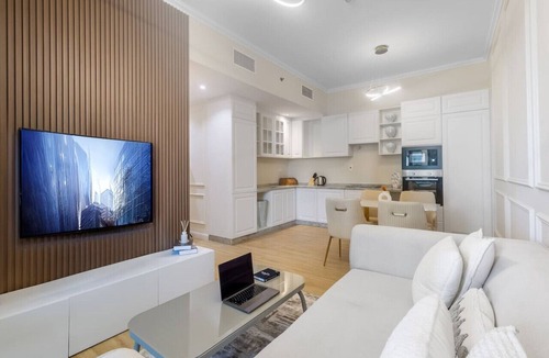 Dubai Media City Apartment | Luxurious 2BR in Marina w Stunning Views