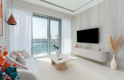 Al Safa Apartment | Luxury 2BR and Study Water View in Al Wasl