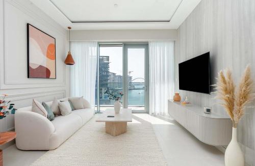 Al Safa Apartment | Luxury 2BR and Study Water View in Al Wasl