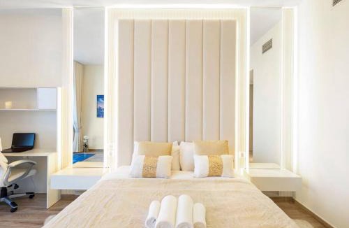 Business Bay Apartment | Luxury Apt in Business Bay Water canal view