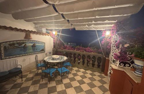 Capri Apartment | LUXURY HOUSE "VILLA POMPEIANA" Via CAMERELLE CON TERRAZZA VISTA MARE