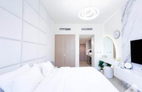 Nad Al Sheba Apartment | Luxury Living in Azizi Riviera l Cozy Balcony