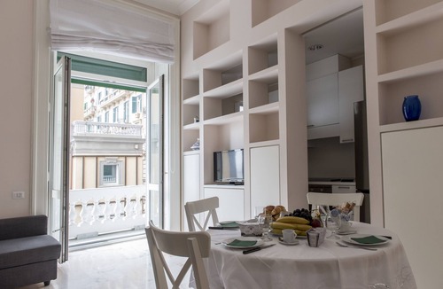 Santa Lucia Apartment | Luxury San Carlo apartment in the heart of Naples with sea view