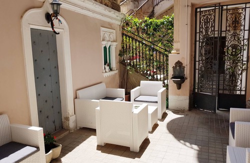 Tropea Apartment | Martina, centre, 5 min. walk beach, 10 min walk trainstation in palazzo 1721