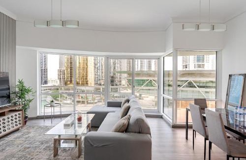Jumeirah Lake Towers Apartment | marvelous lake-skyline view apt