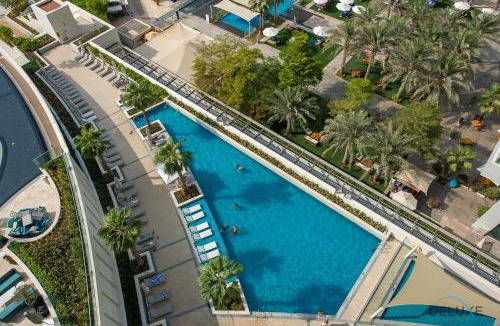 Dubai Marina Apartment | Modern 1BR Oasis in Prime Location, Book Now by Deluxe Holiday Homes