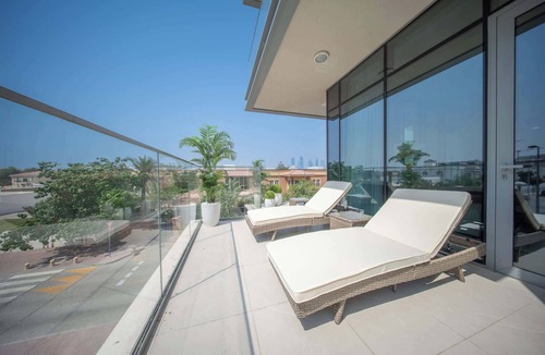 Al Safa Apartment | Modern 2 Bedroom - Canal Front Stay!