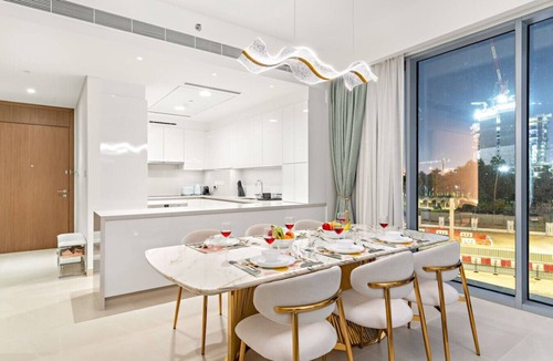 Al Safa Apartment | Modern 2BR w/Canal & Skyline Views near Downtown Dubai