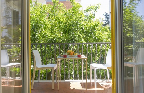 Sorrento Historic Centre Apartment | Modern Apartment with Terrace, Swimming Pool&Tennis