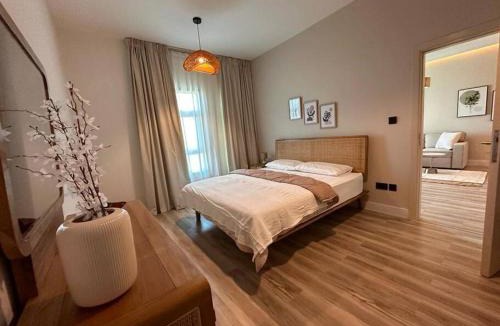 The Greens Apartment | Modern-Chic 1BR in The Greens - Central Dubai