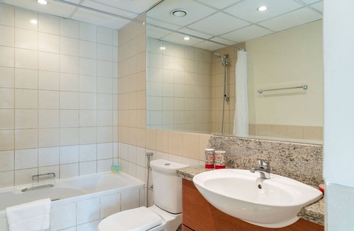 The Greens Apartment | Modern & Spacious 1 Bed with Pool View | Business Traveler