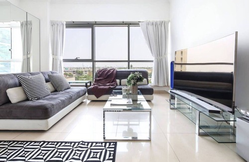 Jumeirah Lake Towers Apartment | Modern Spacious Studio in JLT - room for 3!