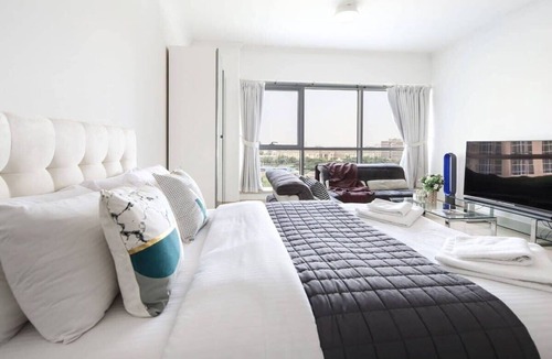 Jumeirah Lake Towers Apartment | Modern Spacious Studio in JLT - room for 3!