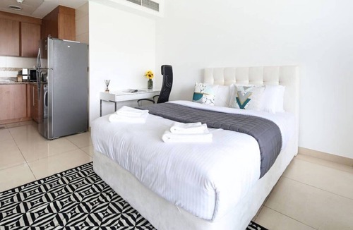 Jumeirah Lake Towers Apartment | Modern Spacious Studio in JLT - room for 3!