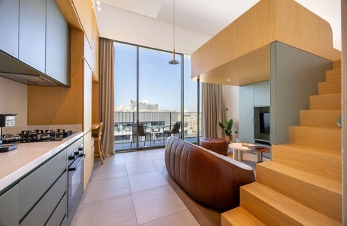 Al Satwa Apartment | Mood 22 - Deluxe Loft Studio: Chic & Cozy Retreat